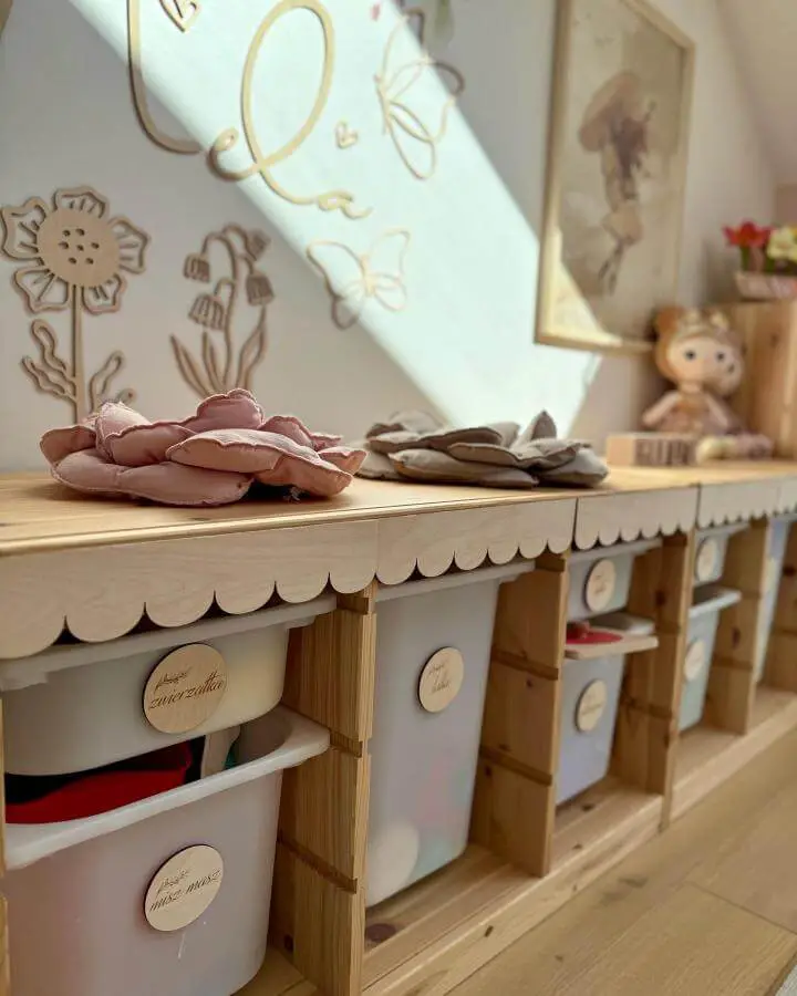 Natural pine wood playroom storage with scalloped details and labeled bins from @decorwalczynska.pl ikea playroom storage hacks & ideas