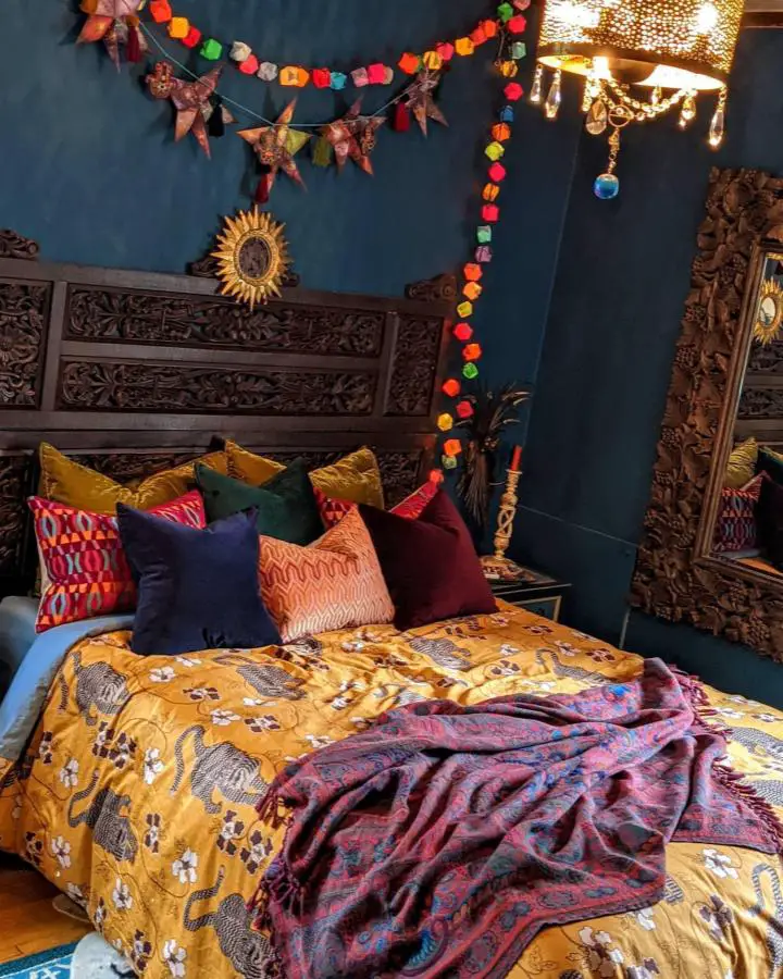 Vibrant felt garland bedroom decor from @rosekingwins with colorful squares against dark teal walls.