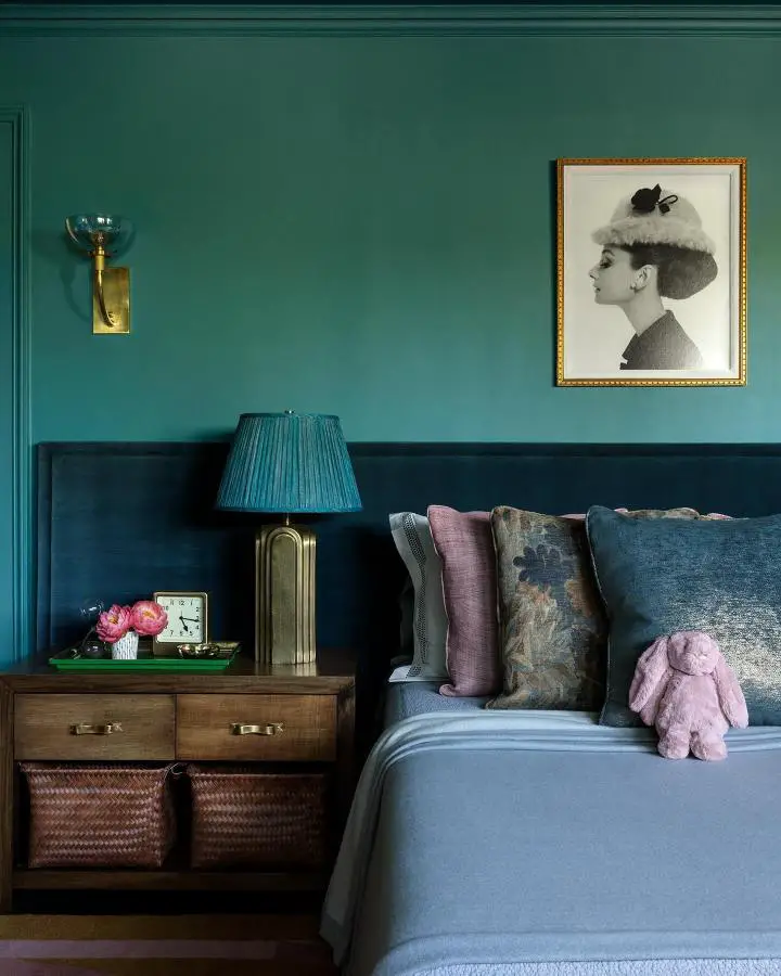 Emerald green bedroom from @mewsdesigns. Features navy blue wainscoting and brass lighting fixtures.