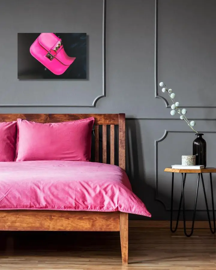 Vibrant fuchsia bedding bedroom from @recoveted showcasing jewel tone bedroom ideas with gray walls