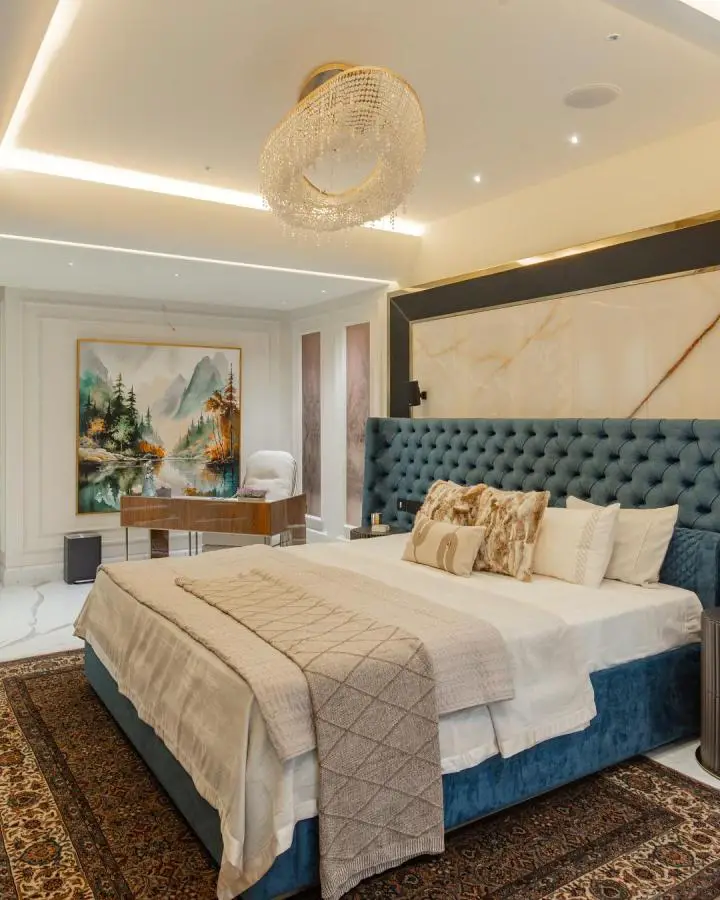 Rich teal velvet tufted headboard from @casa_interno. Diamond-quilted upholstery creates sophisticated hotel-style bedroom focal point.