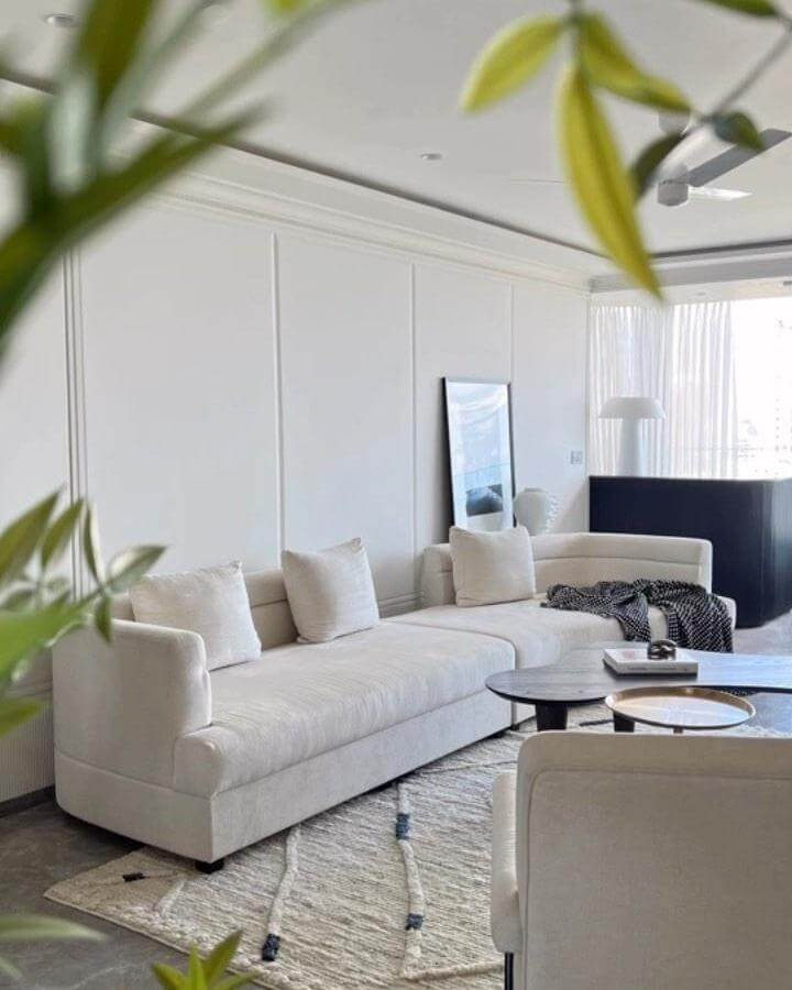Soft neutral sectional and textured rug in a modern coastal living room by @rb_houseofdesign featuring clean lines and natural light.