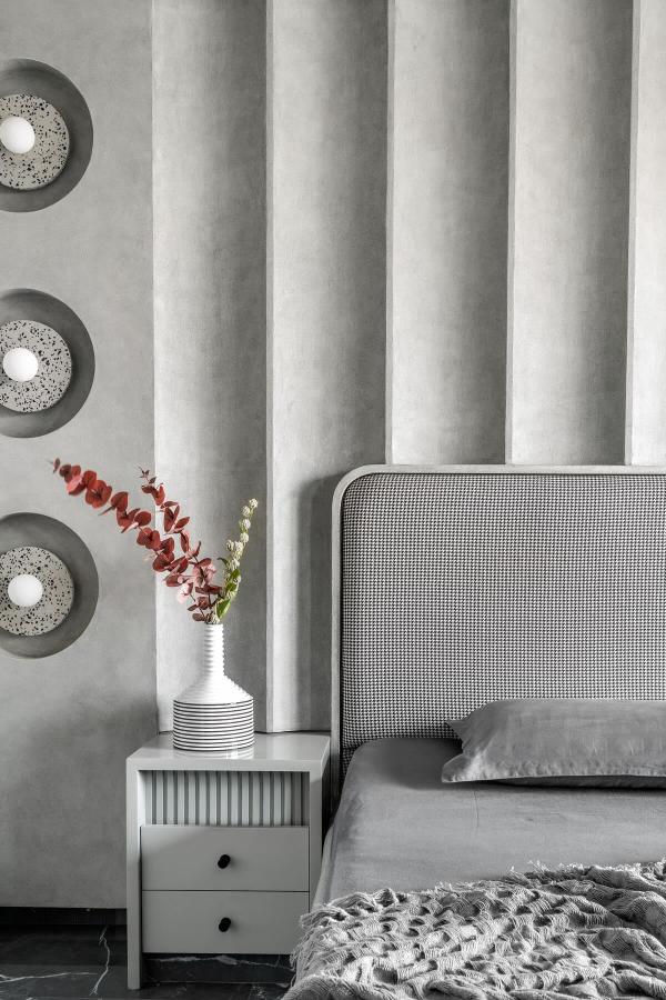 Moody bedroom ideas: Tactile grey allure, elegant and sophisticated atmosphere.