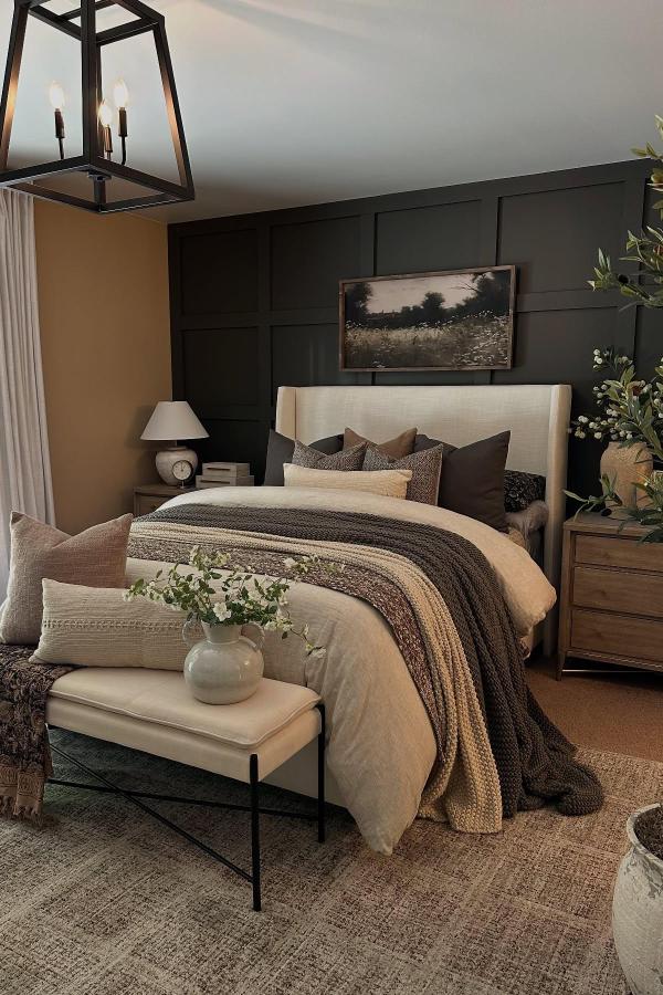 Moody bedroom ideas: velvet textures, deep hues, evening ambiance, elegance.