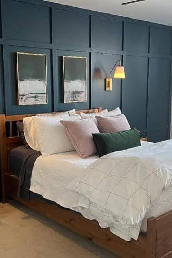 Bold navy grid accent wall from @thedesigntrader. Striking design commands attention in a stylish navy bedroom.