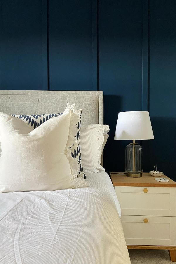 Bold navy accent wall in bedroom from @jacqs_xo. Creates instant drama with stylish navy bedroom ideas.