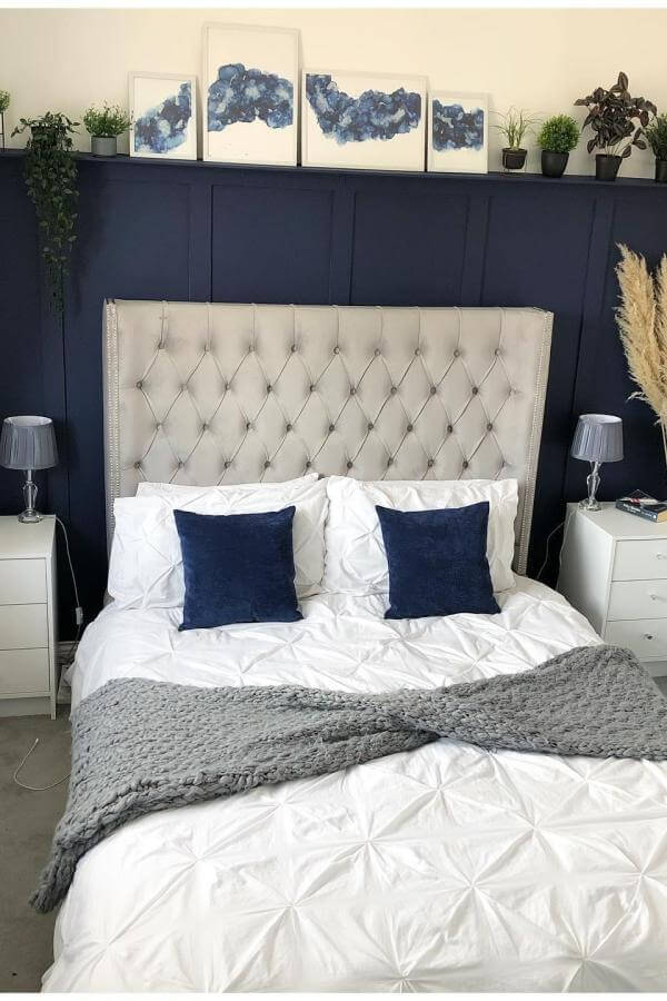 Navy accent wall with gallery art display from @jenshomejournal. Stylish navy bedroom idea with modern flair.