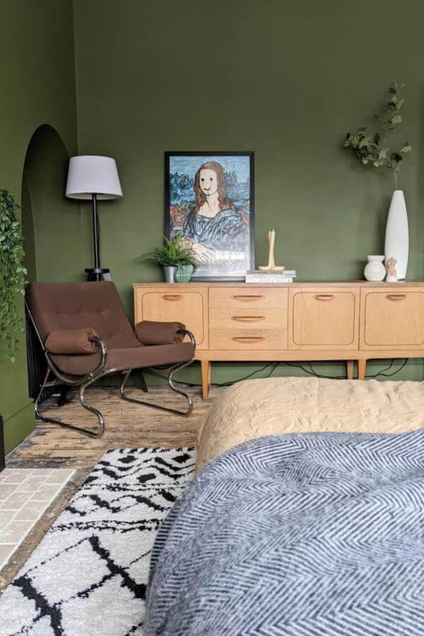 Whimsical olive green bedroom wall art from @ourneutralground. Midcentury charm and playful accents brighten the space.