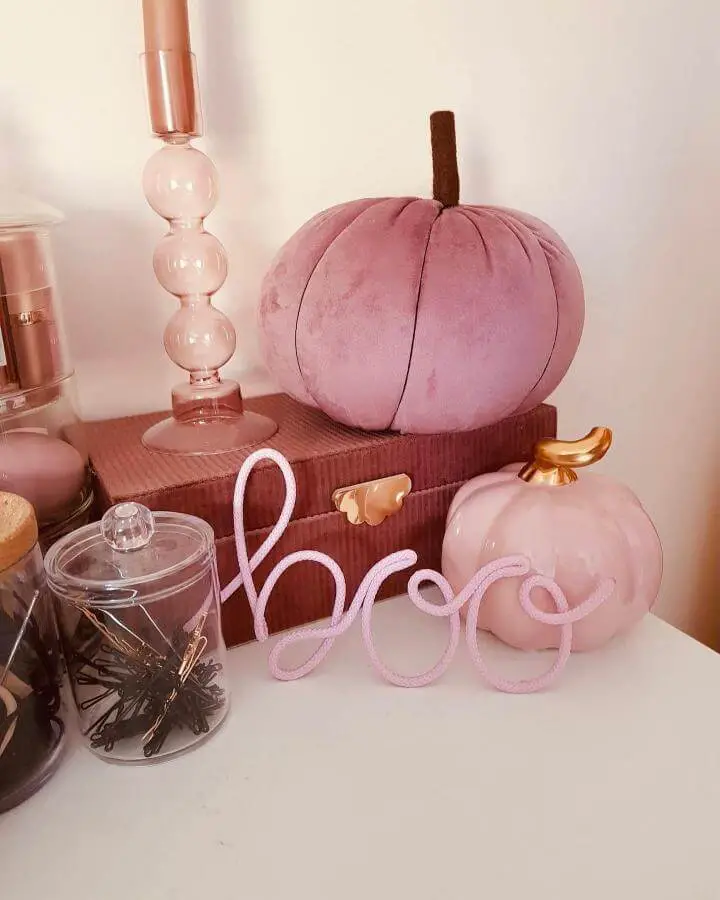 Dusty rose velvet pumpkins and pink glass decorations from @pink_panther1985. Elegant autumn tablescape styling.