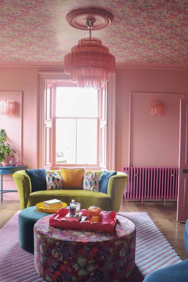 Floral ceiling accents with bold contrasts: inspiring pink living room ideas.