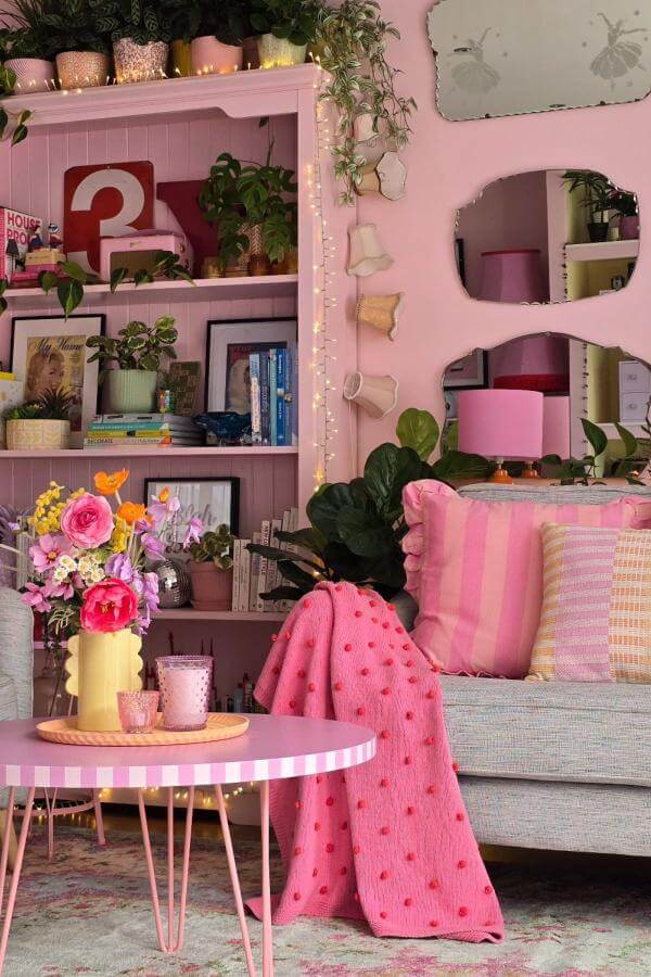 Cozy pink living room ideas: eclectic charm, fairy lights illumination.