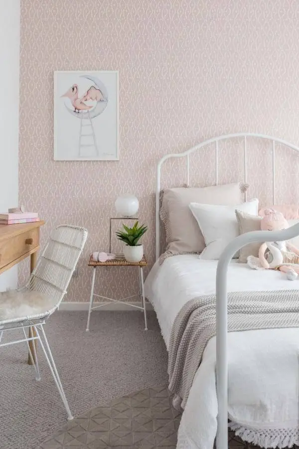 Delicate floral wallpaper accent wall from @neointeriordesign. Dreamy pink teenage girl bedroom inspiration.