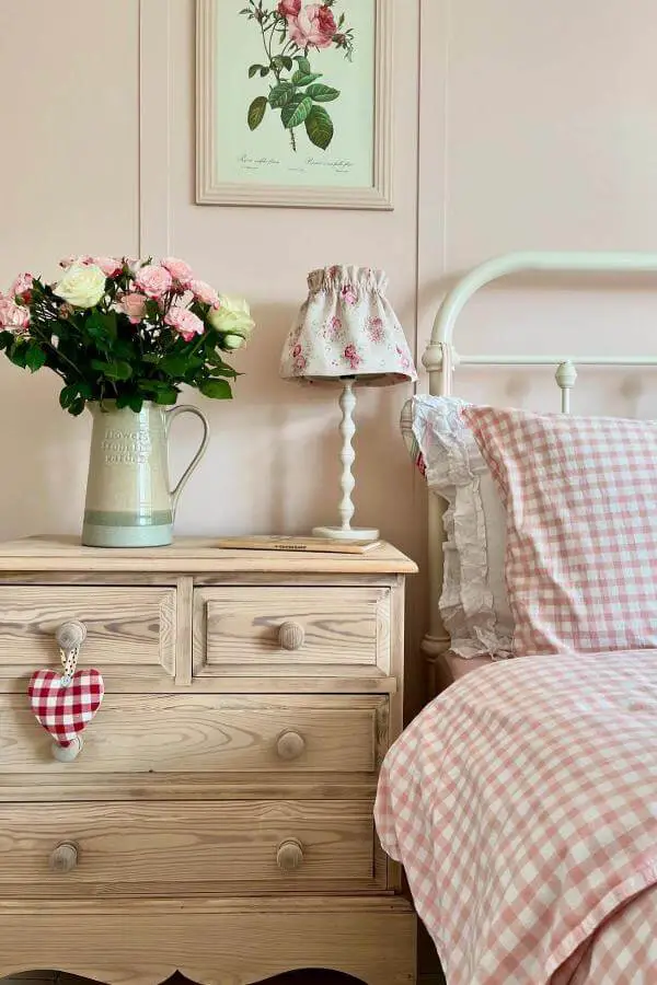 Soft pink gingham bedding and roses in a pink teenage girl bedroom from @haresandhome, exuding romantic charm.