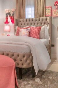 Chic tufted bed with playful accent pillows from @vivabella_designs. Stylish pink teenage girl bedroom inspiration.