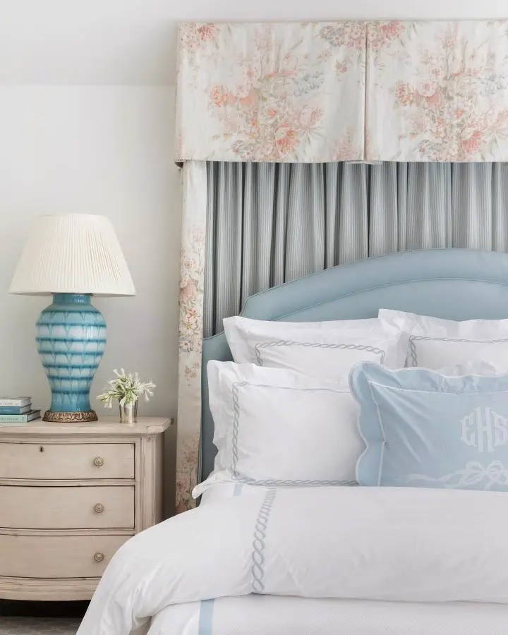Floral valance bedroom from @clarybosbyshell with striped headboard and blue lamp details.
