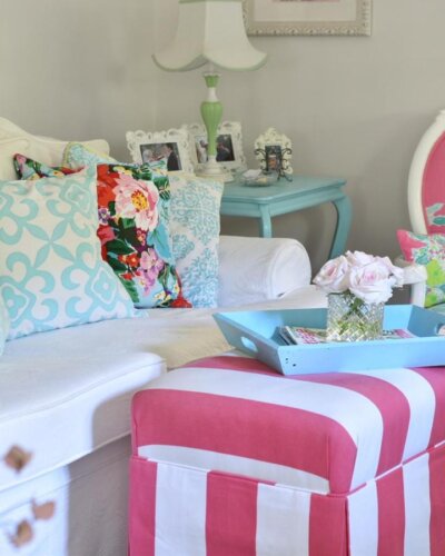 Turquoise painted console table from @dressforcocktails. White ornate frames and green lamp complete the styling.