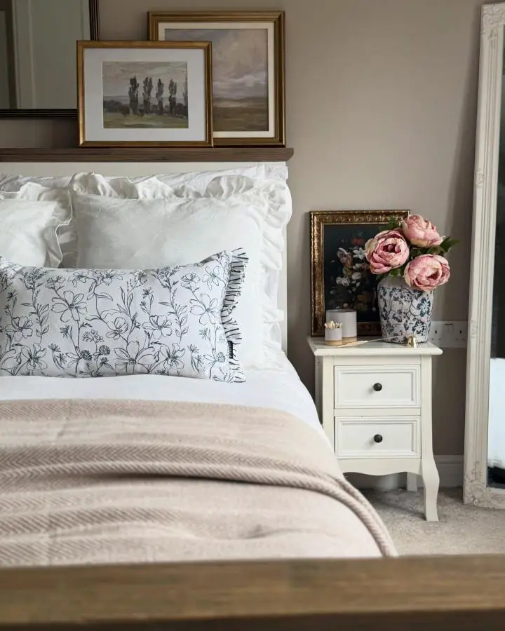 Cozy bedroom setup from @no12_thewarwick featuring floating shelf display and floral bedding layered with neutral tones