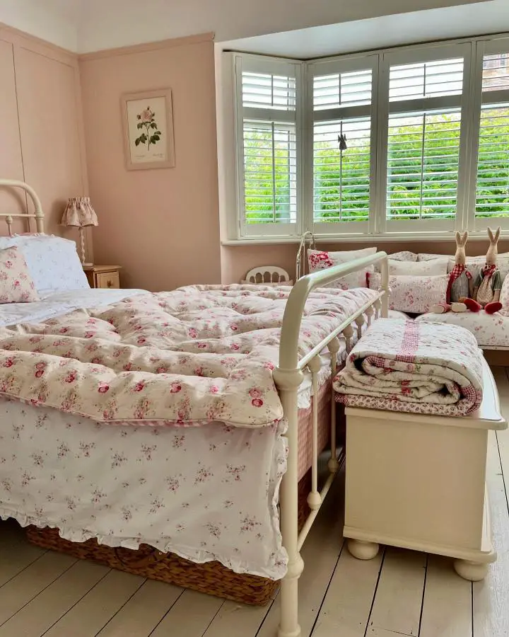 Blush pink cottage bedroom from @haresandhome. Floral bedding and cream furniture create cozy traditional styling.