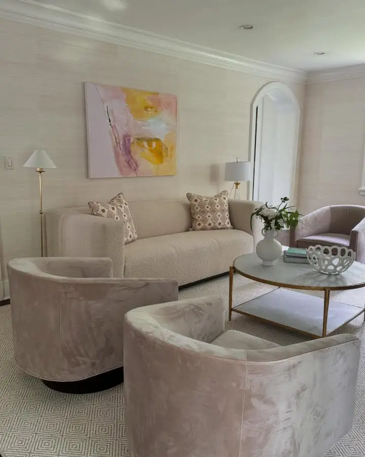 Curved dusty rose velvet swivel chairs from @lottemeister creating intimate conversation area with neutral sofa