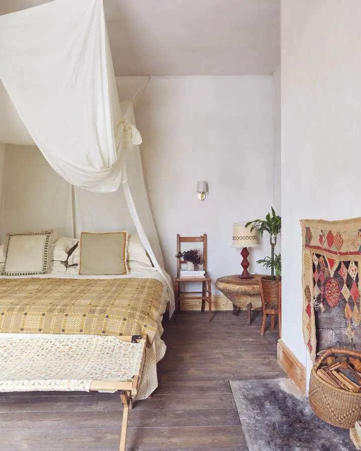 Cream canopy bedroom from @thevitamindproject. Flowing white fabric creates dreamy cocoon atmosphere.