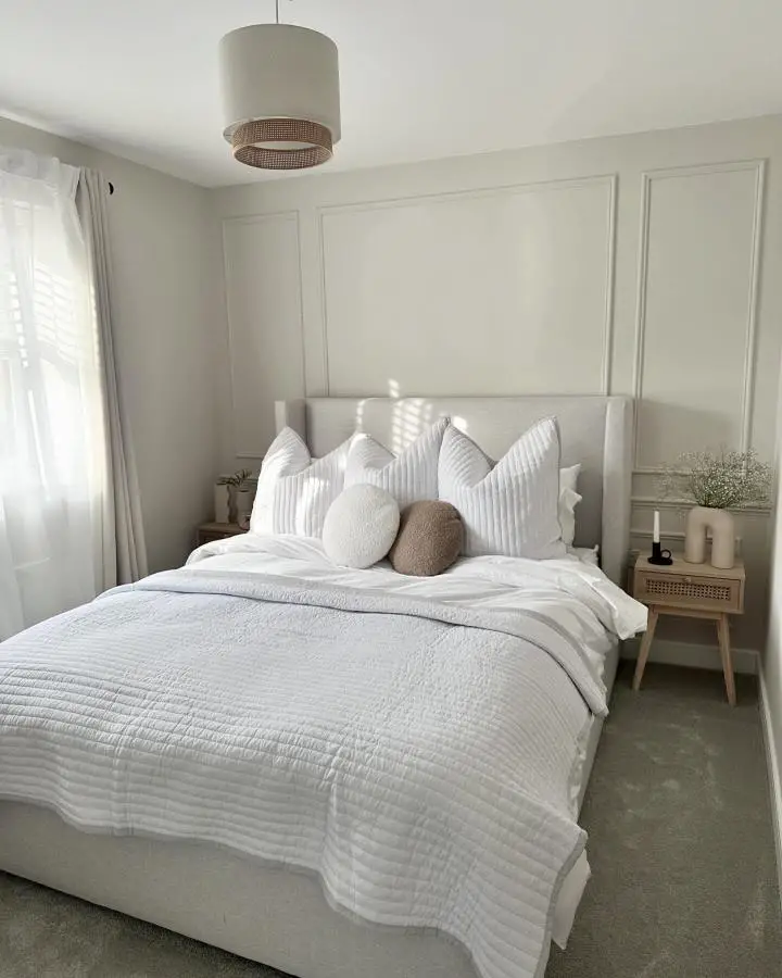 Layered white bedding and textured pillows showcasing scandi bedroom ideas from @no33interior. Neutral tones create serene sleeping space.