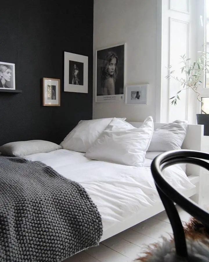 Monochrome gallery wall bedroom from @aiveeninteriors. Mixed frame sizes create visual depth and personality.