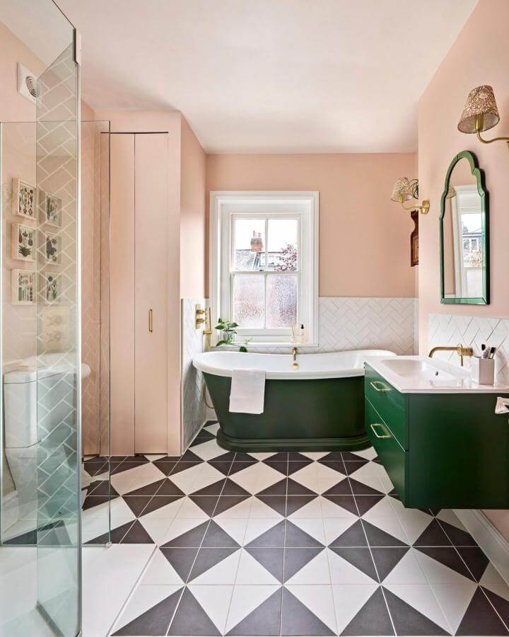 Forest green bathtub and vanity with pink walls and black white checkered tiles victorian bathroom ideas from @housebeautifuluk. Classic meets fresh in this bathroom design.