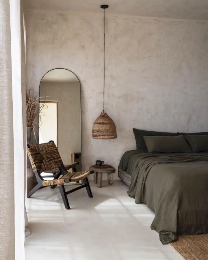 Woven rattan pendant light bedroom from @imagicasa.be. Natural fiber lighting creates warm ambient glow above bedside area.