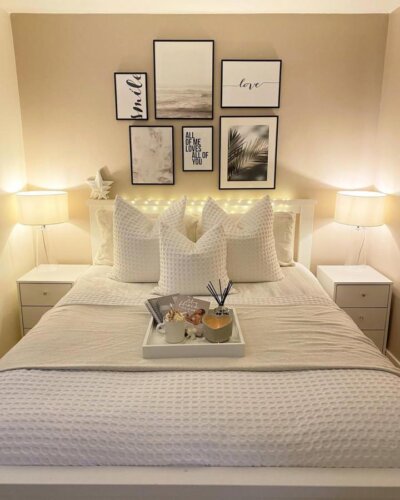 White textured bedding and soft lighting create a peaceful and warm bedroom atmosphere from @_nadias_world_.